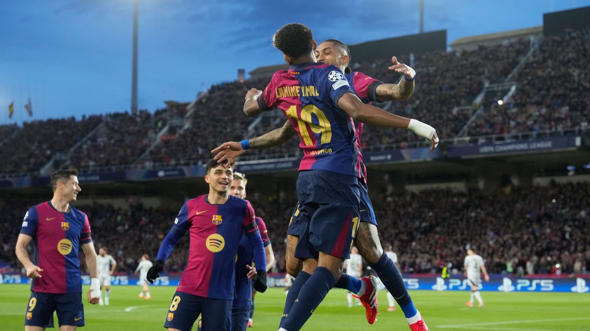 El brasileño Raphinha festeja junto a Lamine Yamal el tanto que le fabricó el canterano. - EFE