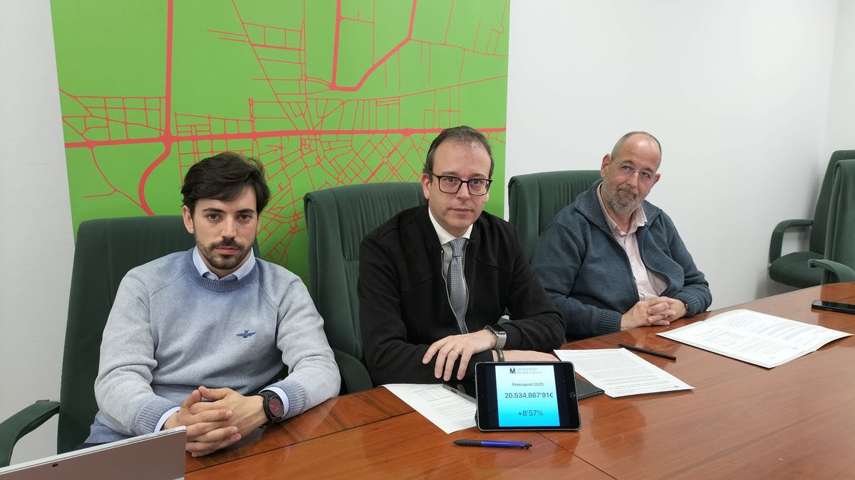 Bastons, Solsona y Aguilar, ayer en la rueda de prensa de presentación de las cuentas para este año. - E.FARNELL