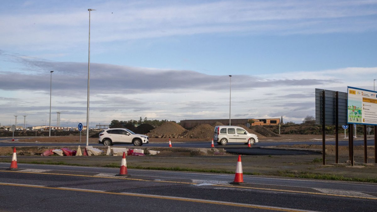 Coches circulando ayer por la nueva glorieta. - LAIA PEDRÓS