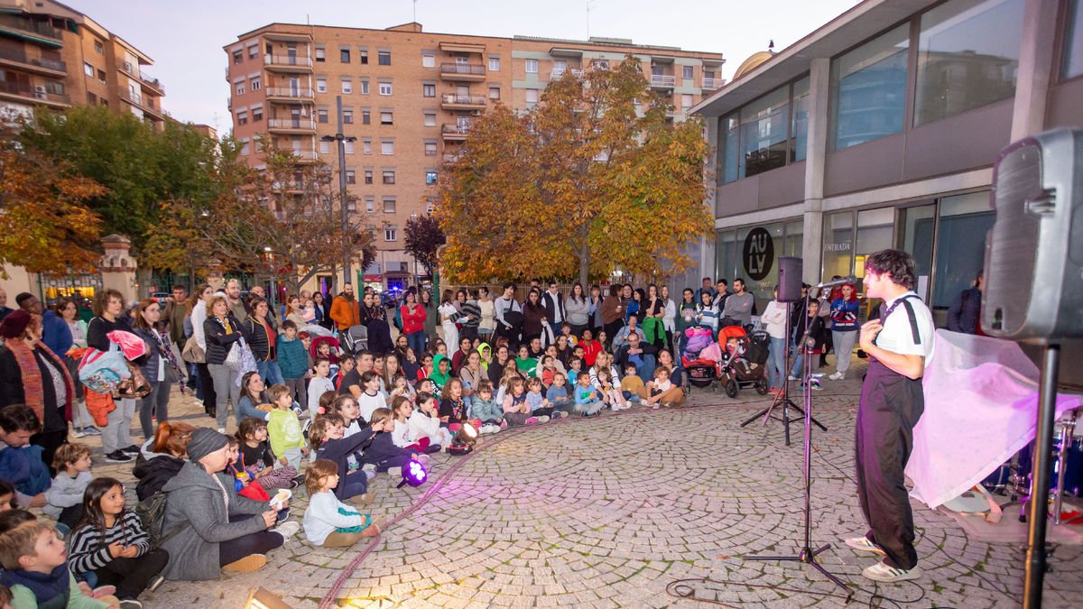 Imagen de archivo de una representación de alumnos del Aula. - JORDI ECHEVARRIA