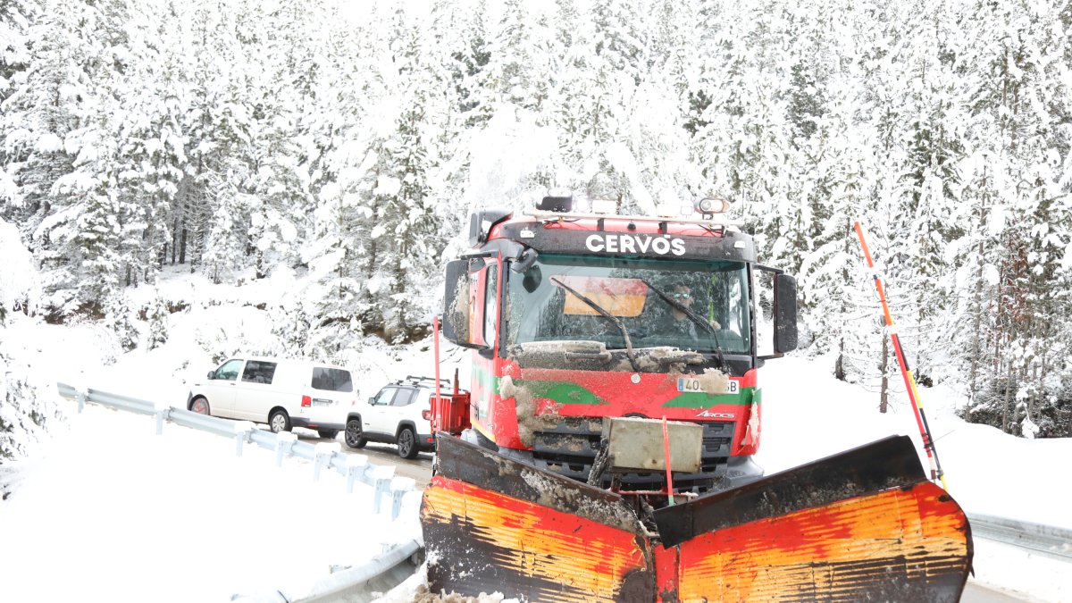 Una màquina llevaneus a l'accés de l'estació de Port Ainé el passat cap de setmana.