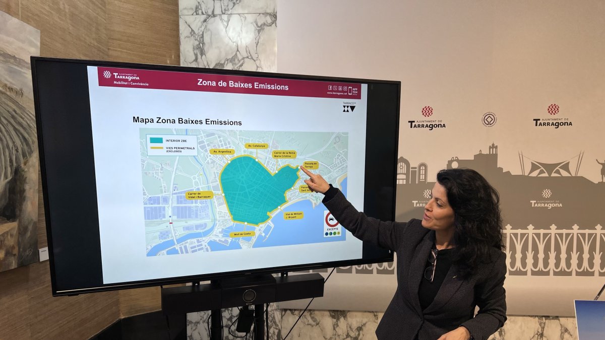 La regidora de Mobilitat, Sònia Orts, assenyala la zona afectada per la ZBE.