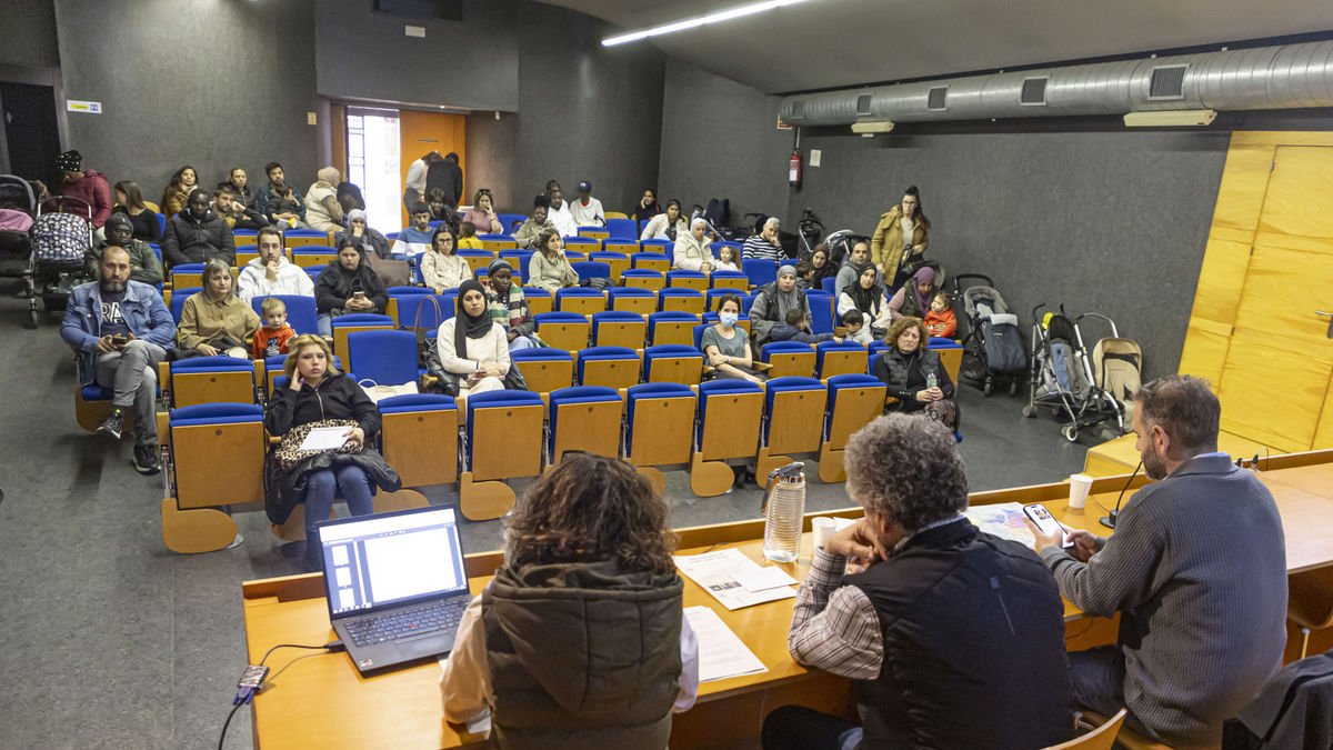 La reunión informativa de Paeria se hizo en la sala Jaume Magre. - JORDI ECHEVARRIA