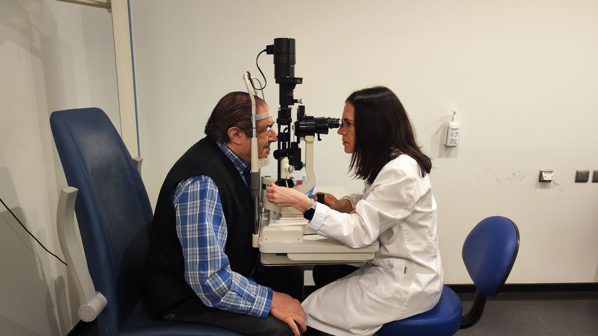 Francesca Mayoral, de la clínica ILO de Lleida, durant una visita en la campanya ‘Ull amb el glaucoma!’. - CLÍNICA ILO OFTALMOLOGIA