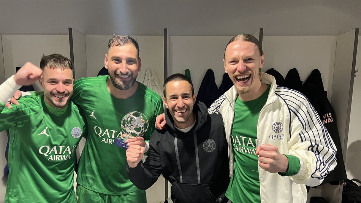Borja Álvarez con GIanluigi Donnarumma, Arnau Tenas y Natvei Safonov, en el vestuario de Anfield. - @BORJAALVAREZ13