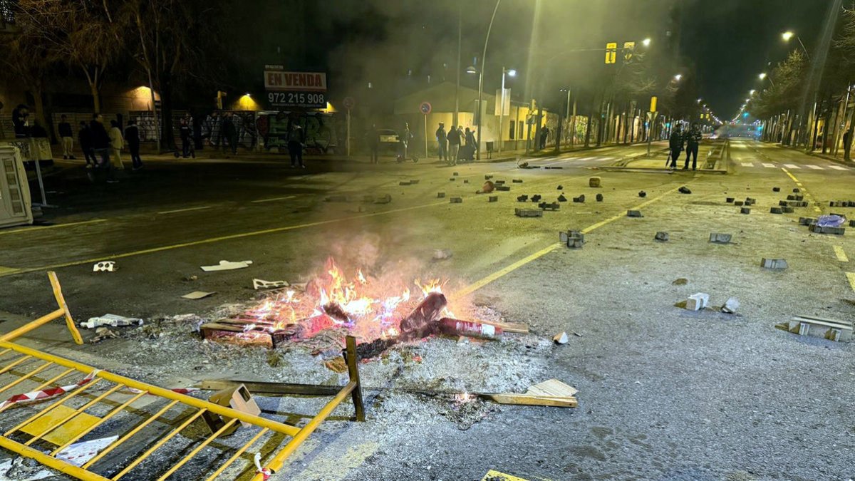 Una foguera al mig del carrer durant les protestes a Salt. - ACN