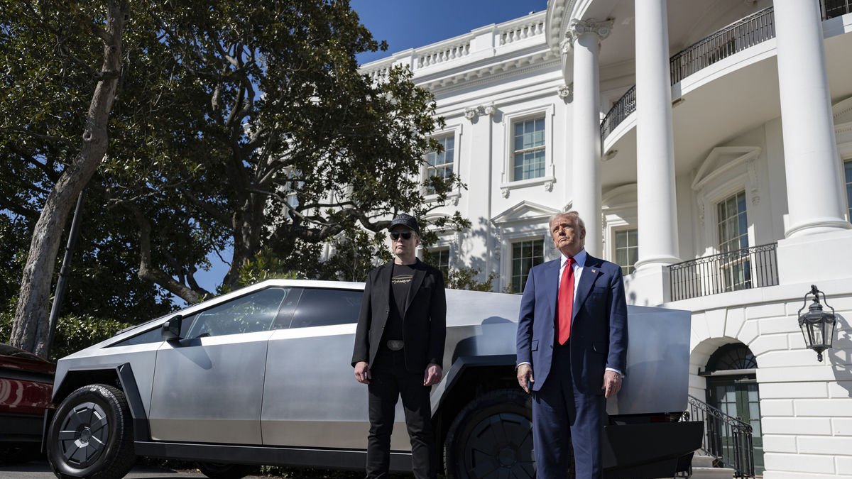 Trump da su apoyo a Musk en la Casa Blanca- Donald Trump escenificó el martes su apoyo a su aliado Elon Musk posando en la Casa Blanca junto a autos fabricado por Tesla, empresa propiedad del magnate que ha sufrido fuertes caídas en bolsa en semanas recientes. - MOLLY RILEY / WHITE HOUSE / PLANET P / DPA