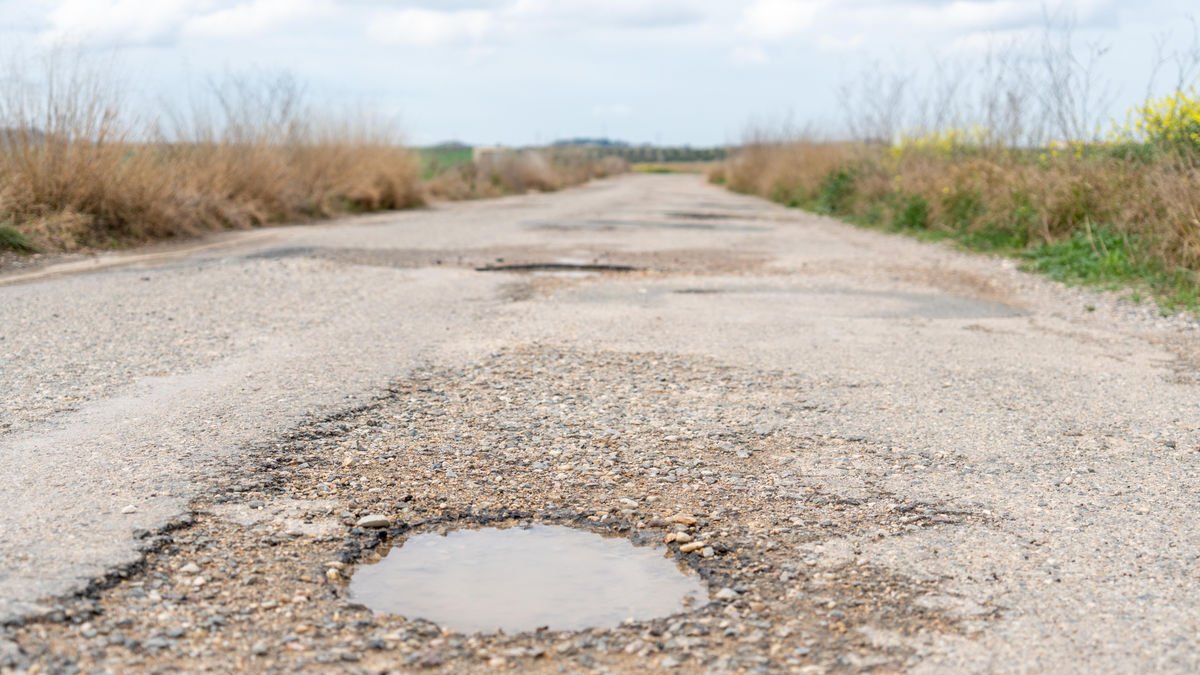 Algunos baches tienen más de 10 cm de profundidad. - PAU PASCUAL
