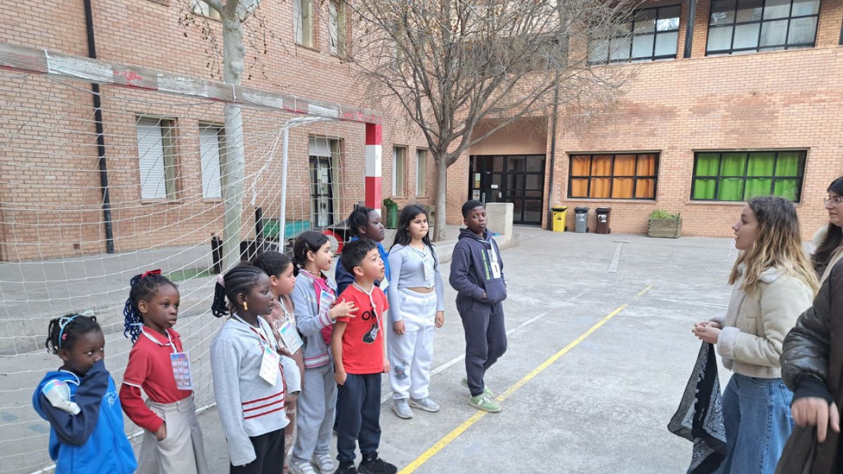 El patio del colegio Príncep de Viana empezó ayer con las actividades con una veintena de niños. - SCD