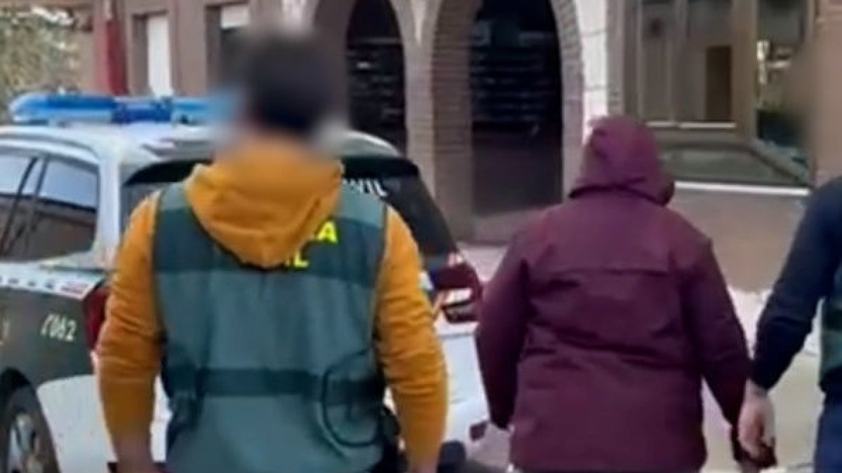 Los agentes de la Guardia Civil con la investigada. - GUARDIA CIVIL