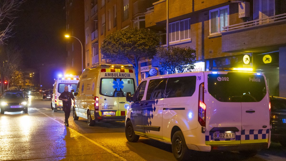 Vehicles policials i sanitaris, a la zona dels fets ahir a la nit a la Mariola.