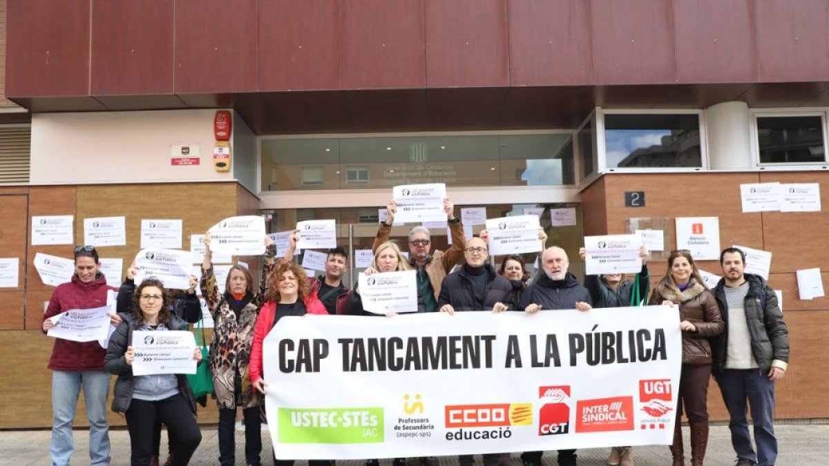 ‘Empaperen’ la seu d’Educació contra el tancament de grups a la pública