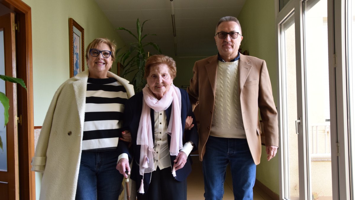 Presentación Farràs, ayer junto a su hija Dolors y su yerno, en la Llar de Sant Josep de La Seu d’Urgell.