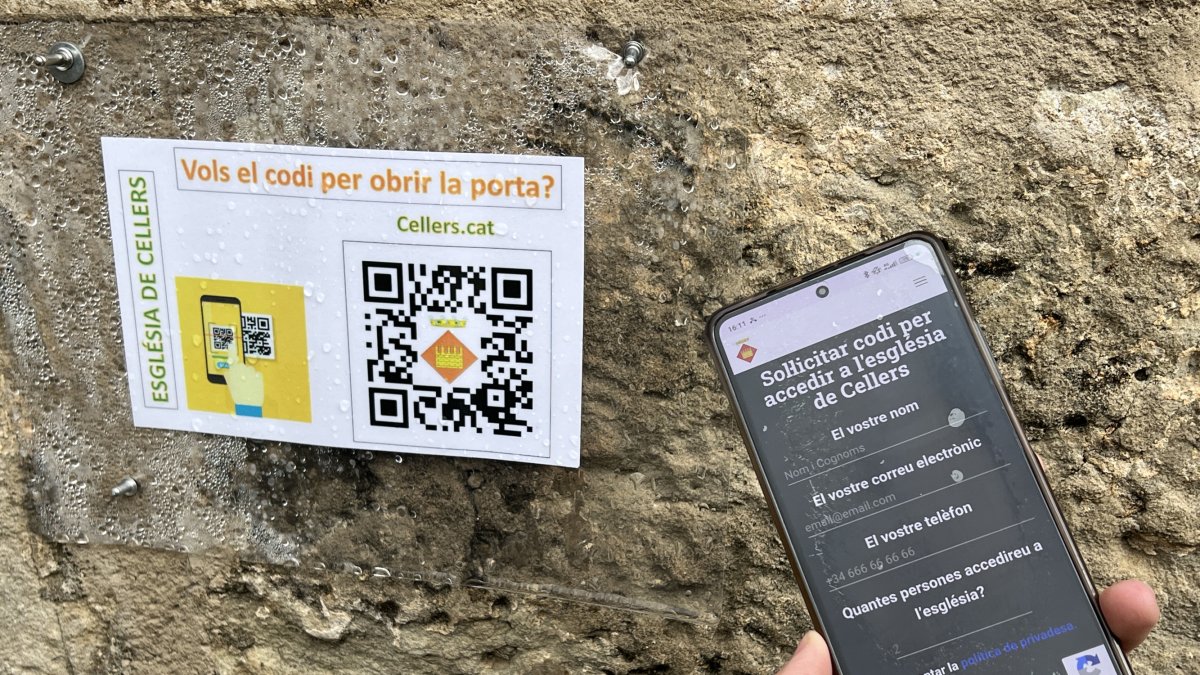 El código QR que hay en la puerta de la iglesia de Cellers y permite acceder al código para abrir la puerta del templo.