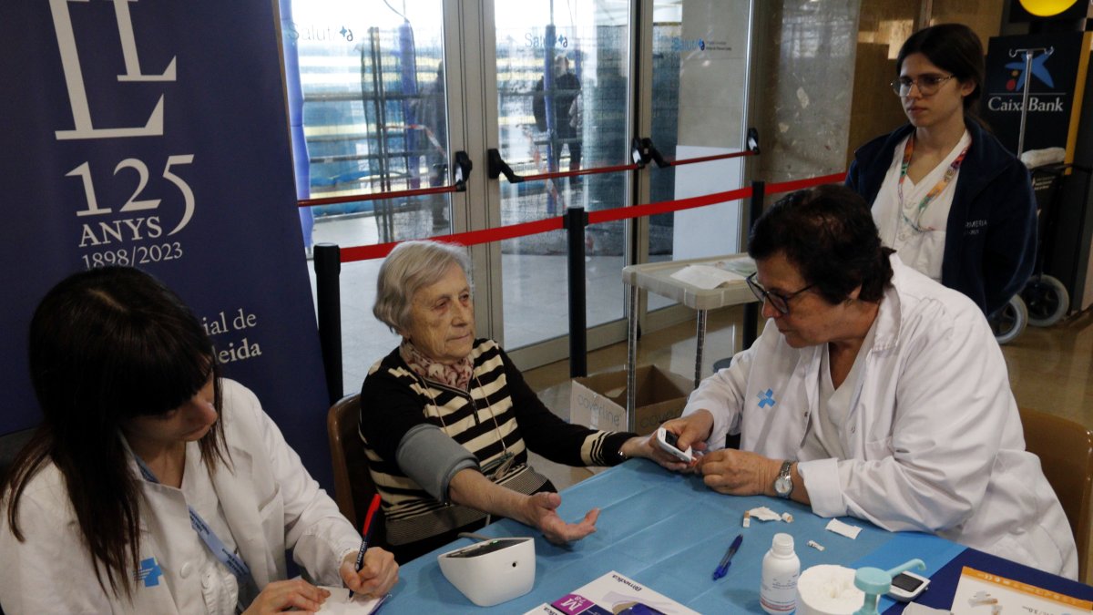 Pruebas de diabetes y de hipertensión arterial en el Arnau de Vilanova coincidiendo con el Día Mundial del Riñón.