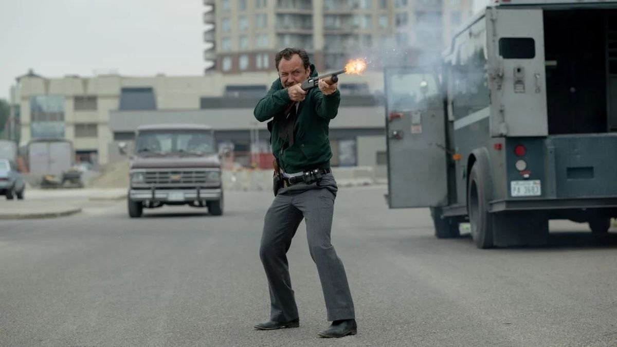 L’agent Terry Husk (Jude Law), en una escena d’acció del film. - AMAZON PRIME VIDEO