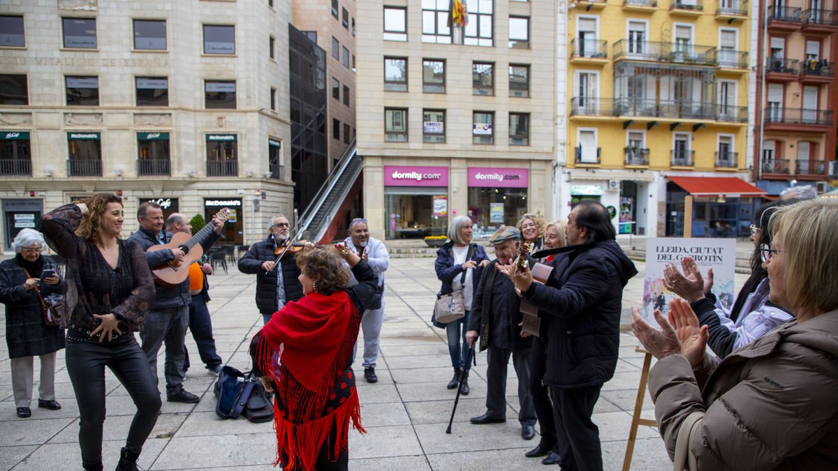 Presentació festiva ahir a la plaça Sant Joan de l’espectacle ‘Lleida, ciutat del garrotín’. - GERARD HOYAS