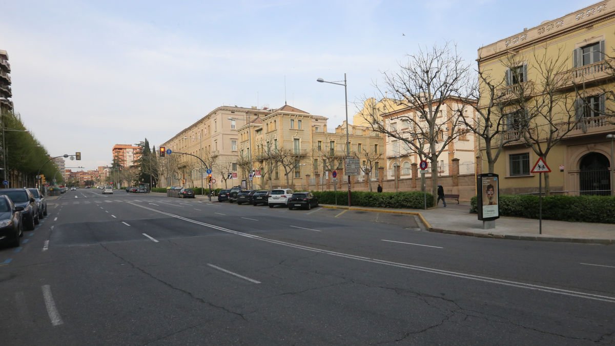 Vista de la rambla d’Aragó de Lleida pràcticament deserta durant els primers dies de confinament. - MAITE MONNÉ