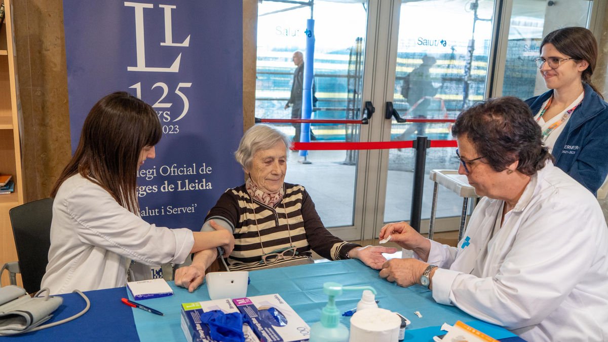 Una paciente se sometió ayer a pruebas de detección de diabetes e hipertensión en el vestíbulo del Arnau de Vilanova. - PAU PASCUAL