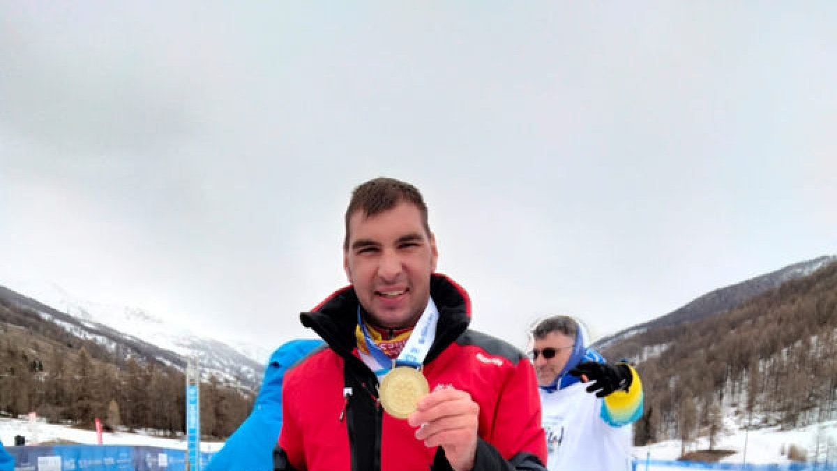 Pol Puiggener muestra orgulloso su medalla de oro ayer en la estación italiana de Pragelato.