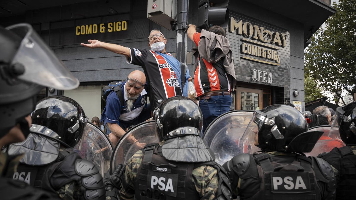 Diversos manifestants enfilats a un fanal mentre són envoltats per agents de la policia federal. - SANTIAGO OROZ / ZUMA PRESS