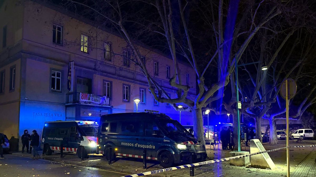 Furgons dels Mossos desplegats a Salt. - ACN