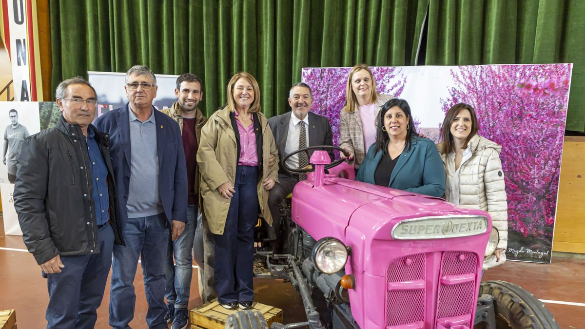 El conseller Sàmper, con la alcaldesa Pujol y otras autoridades. - GENERALITAT