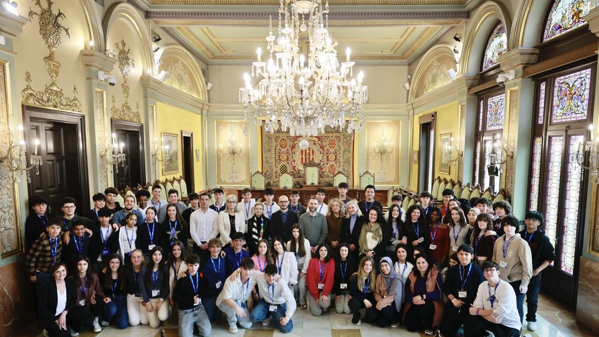 Los alumnos posaron junto a las autoridades en la Paeria. - PAERIA