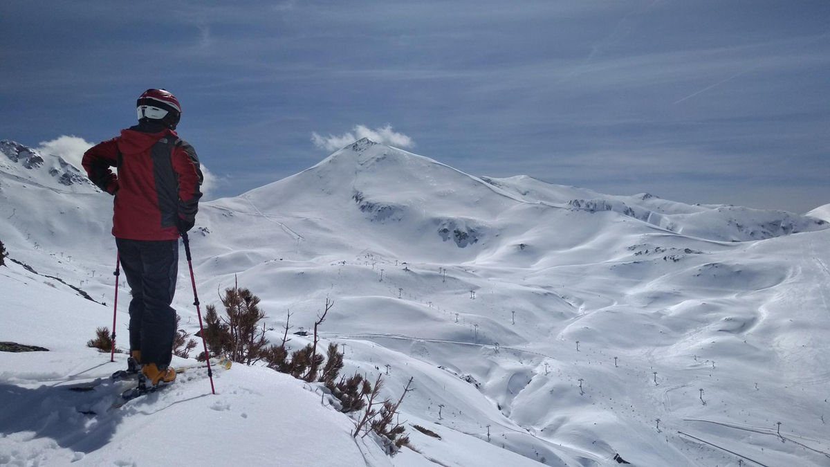 Un treballador de Boí Taüll amb pistes nevades al fons aquesta setmana. - FGC