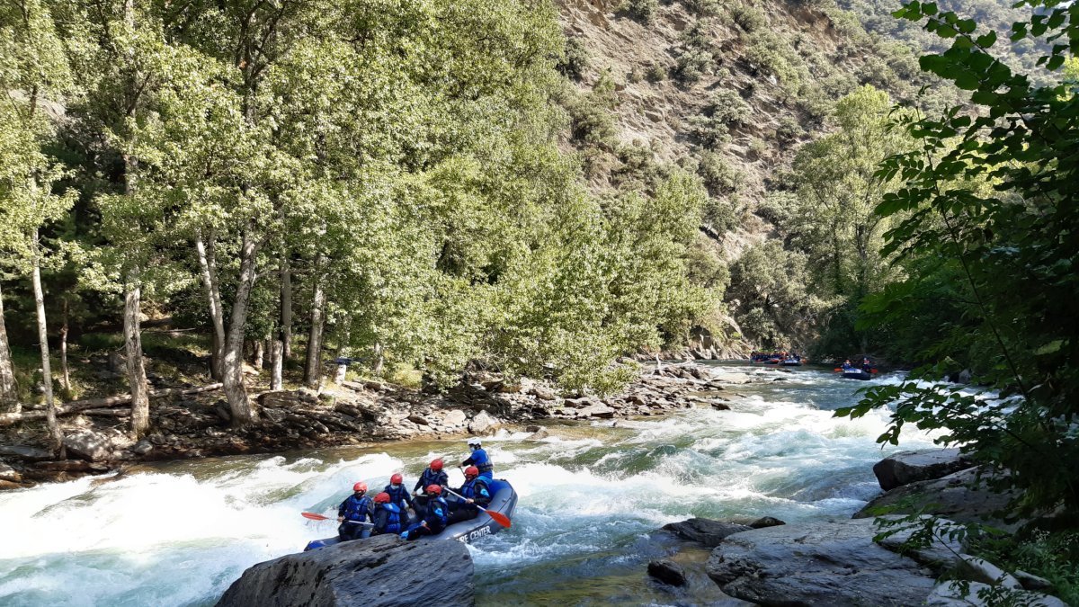 Barcas de rafting estrenando temporada en la Noguera Pallaresa.