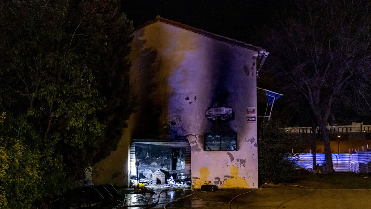 Vista de la casa incendiada al carrer Montessori. - JORDI ECHEVARRIA