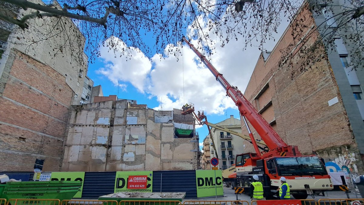 Operarios trabajando en el derribo del edificio. - S.C.D.