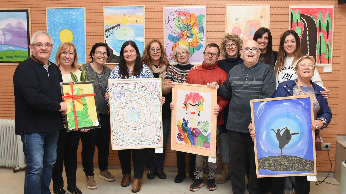 Inauguració de ‘Percepcions’, amb alguns dels artistes i l’alcaldessa de Sidamon, M. Dolors Tella. - JOSEP M. LLOVERA
