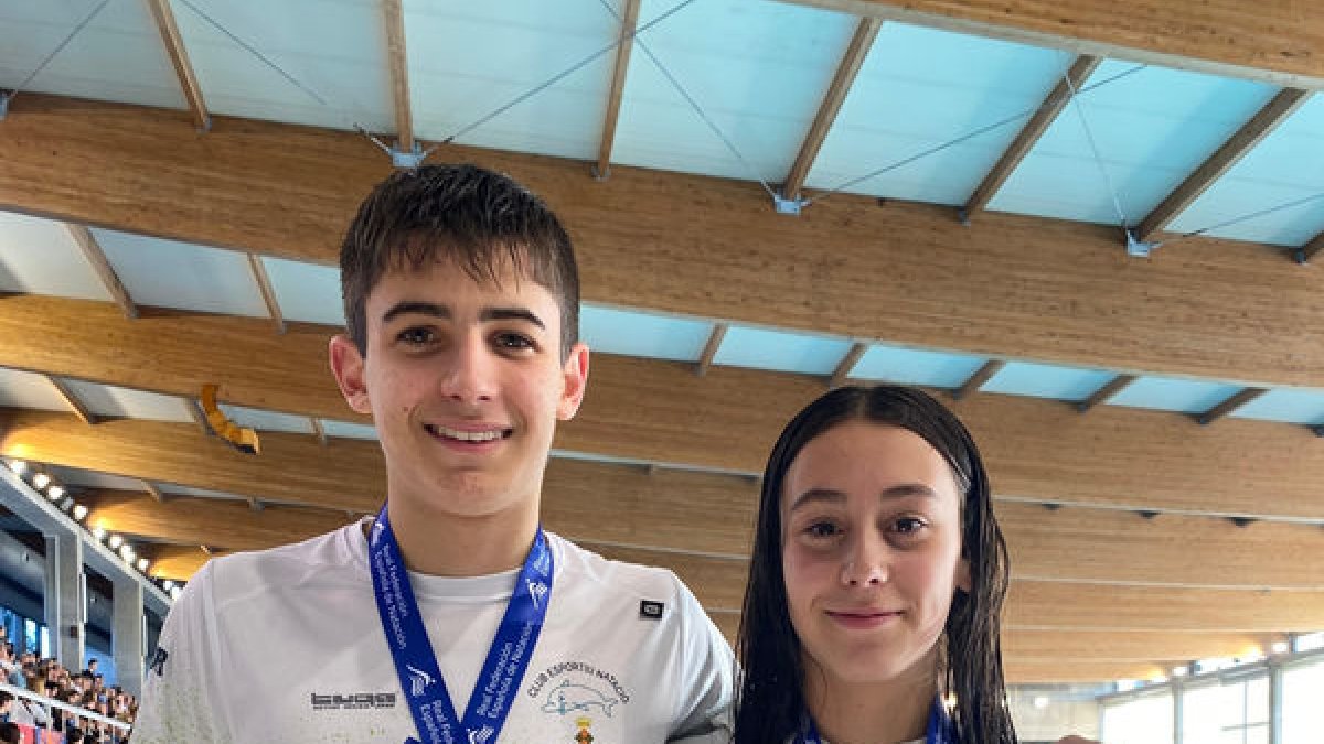 Martí Nosàs y Noa Priego, ayer con sus respectivas medallas.