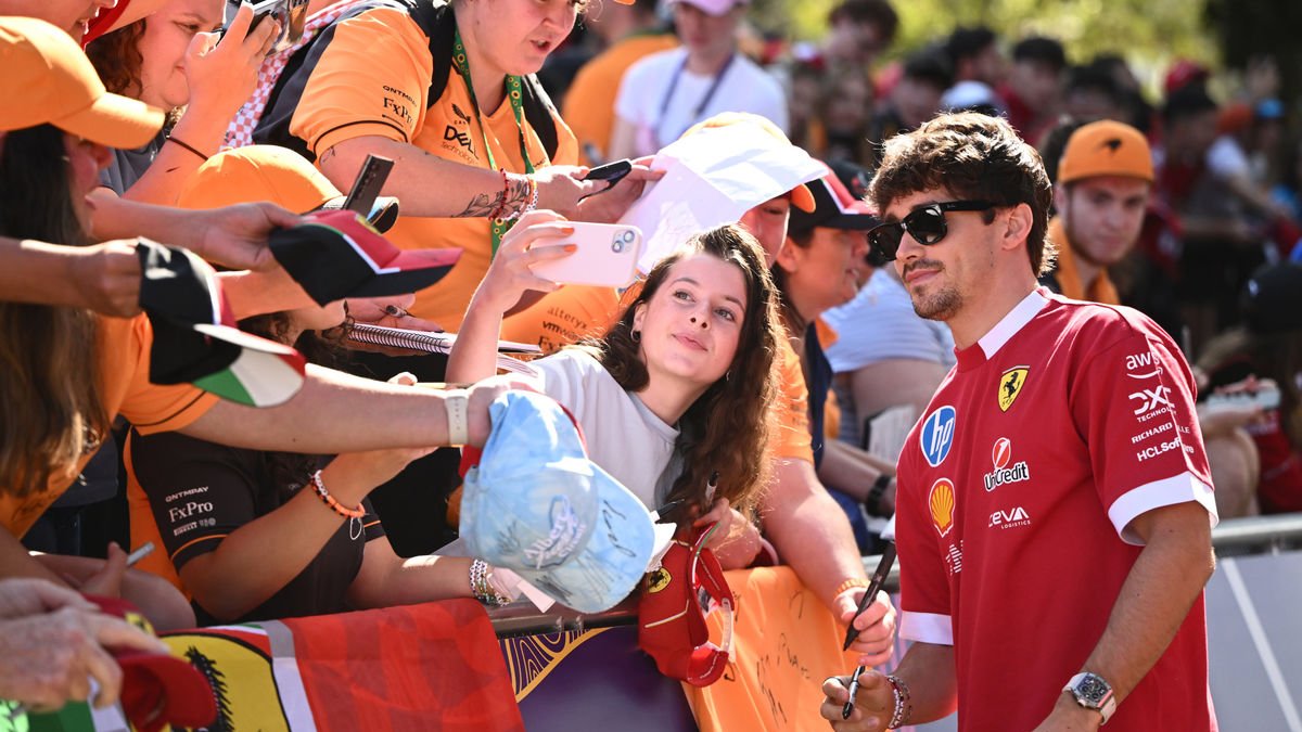 El monegasco Charles Leclerc, firmando autógrafos a sus fans. - EFE