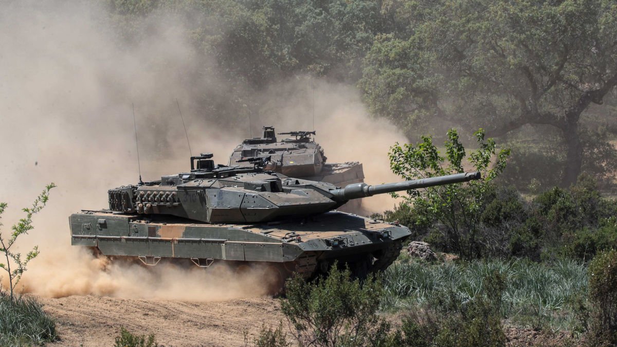 Carros de combat Leopard 2, de fabricació alemanya, en unes maniobres. - INDRA
