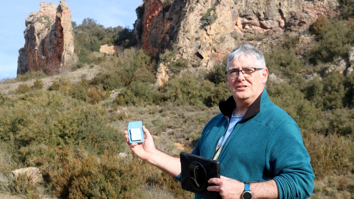 El presidente de La Sabina, Jordi Bas, con un aparato para censar las aves en este espacio natural. - ACN