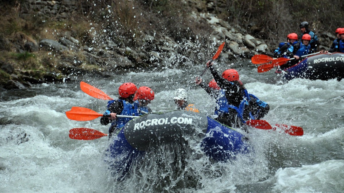 Escolares en un descenso de rafting en el Pallaresa el jueves.