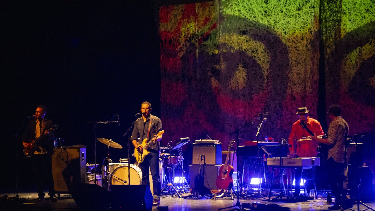 Jairo Zavala, sota el nom artístic de Depedro, va presentar ahir les seues cançons a la Llotja.