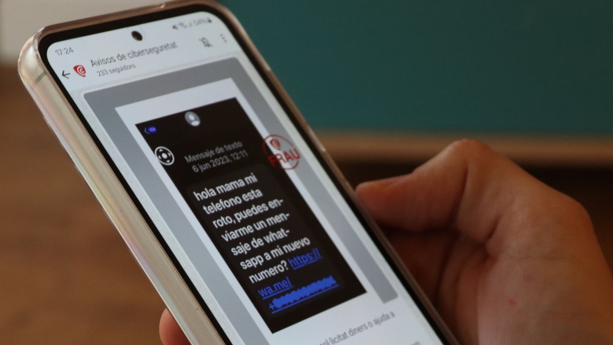 Una pantalla de móvil con el canal de WhatsApp de avisos y alertas que la Agencia de Ciberseguridad de Cataluña ha puesto en marcha para informar a los ciudadanos de ciberestafas.