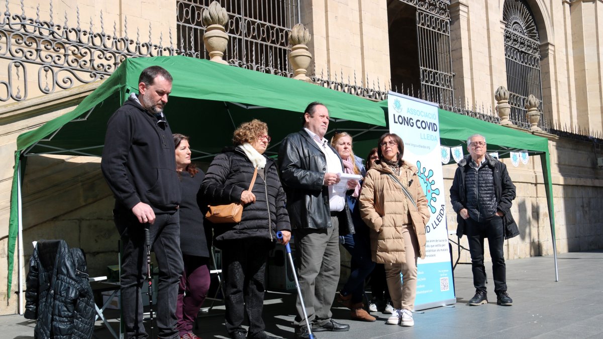 Carpa informativa en la plaza de la Catedral de Lleida para visibilizar la covid persistente