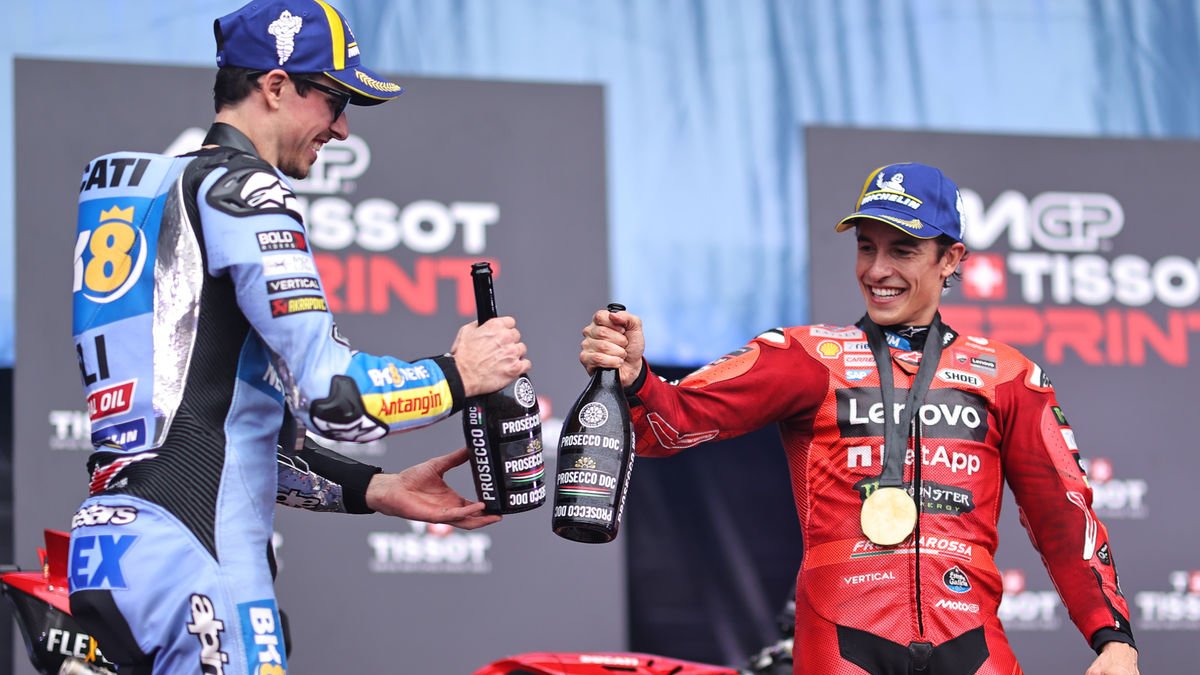 Àlex i Marc Márquez, ahir de nou compartint el calaix més alt del podi a l’Argentina. - EFE