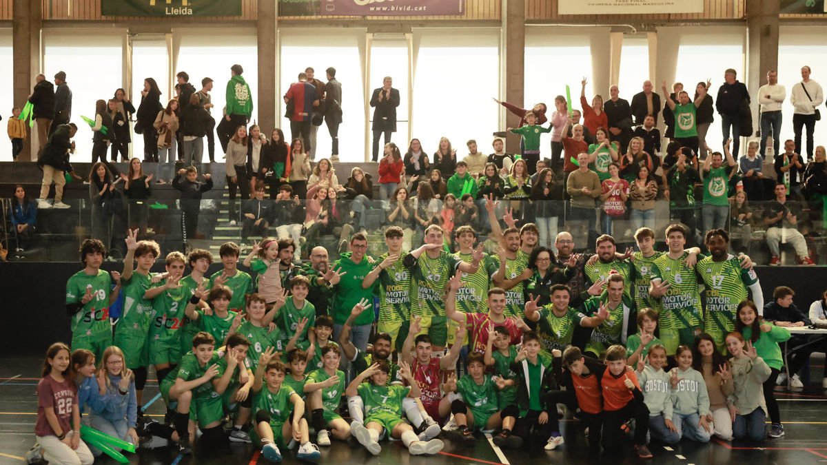 La plantilla del Rodi Balàfia Vòlei va posar després del partit amb jugadors de la base i seguidors. - MARIO GASCÓN