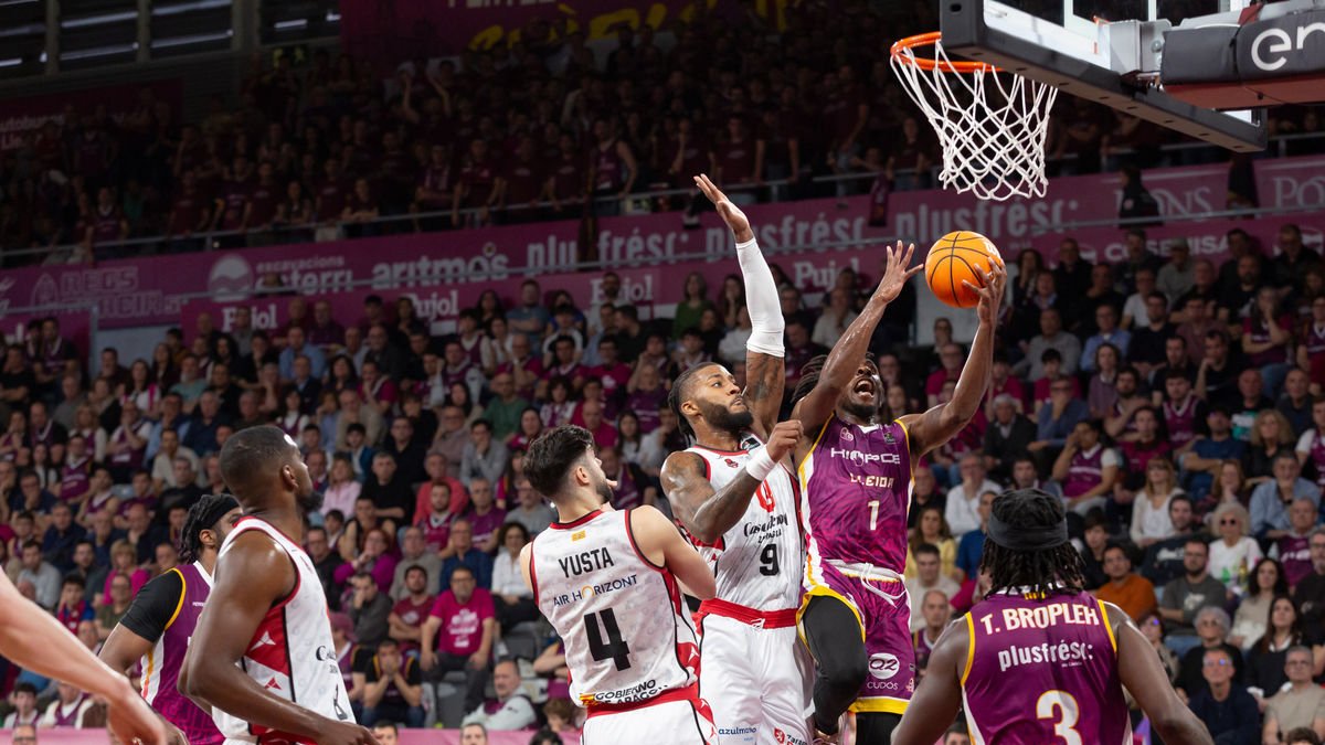 James Batemon durant el partit contra el Saragossa. - SEGRE / FREEPIK