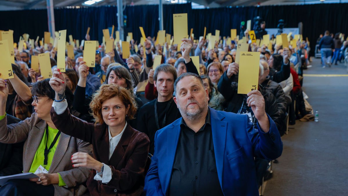Alamany y Junqueras durante una de las votaciones en el congreso de ERC que se celebra en Martorell. - EUROPA PRESS