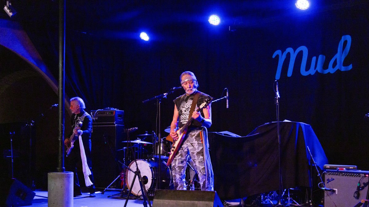 La històrica banda mexicana Los Dug Dug’s, ahir nit al Cafè del Teatre a la seua primera gira per Europa. - JORGE AGUSTÍN