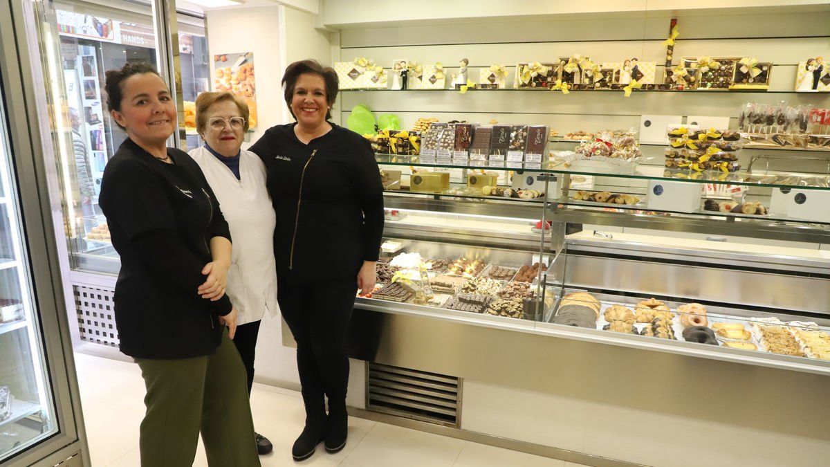 Patricia, Maria Teresa Terés y Marta Llinàs, hija y nieta, respectivamente, de los fundadores de la pastelería. - PASTISSERIA TERÉS