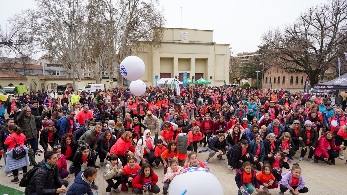 La primera Caminada de les Dones va reunir un miler de participants ahir a Lleida ciutat. - JORGE AGUSTÍN