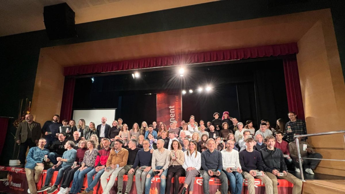 Foto de família dels assistents a la gala de divendres passat. - ITER5