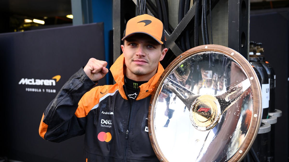 Lando Norris posa con el trofeo de ganador del GP de Australia, la prueba inaugural del Mundial. - EFE